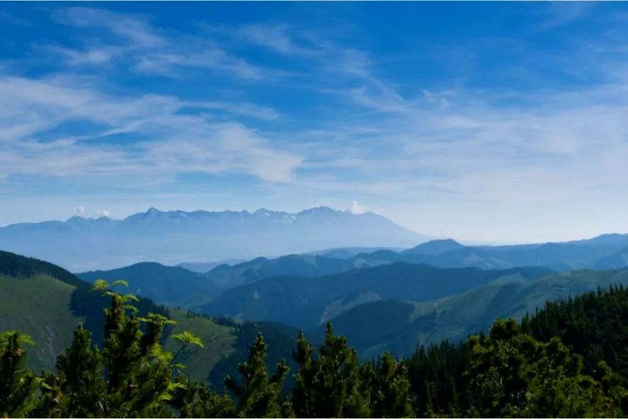 Výhľad na Tatry z hrebeňa Nízkych Tatier