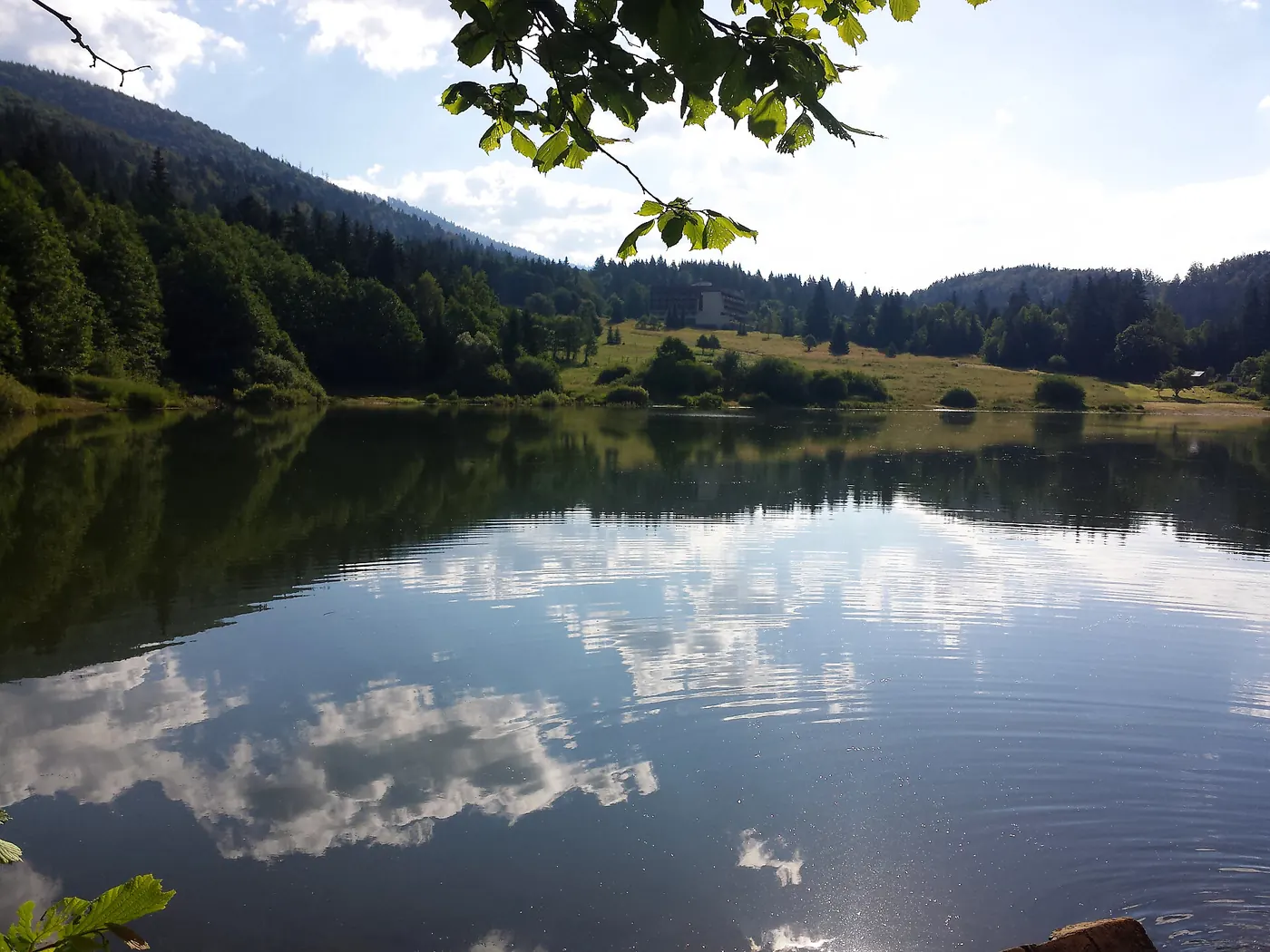 Jazero Krpáčovo s pokojnou hladinou a odrazom lesa