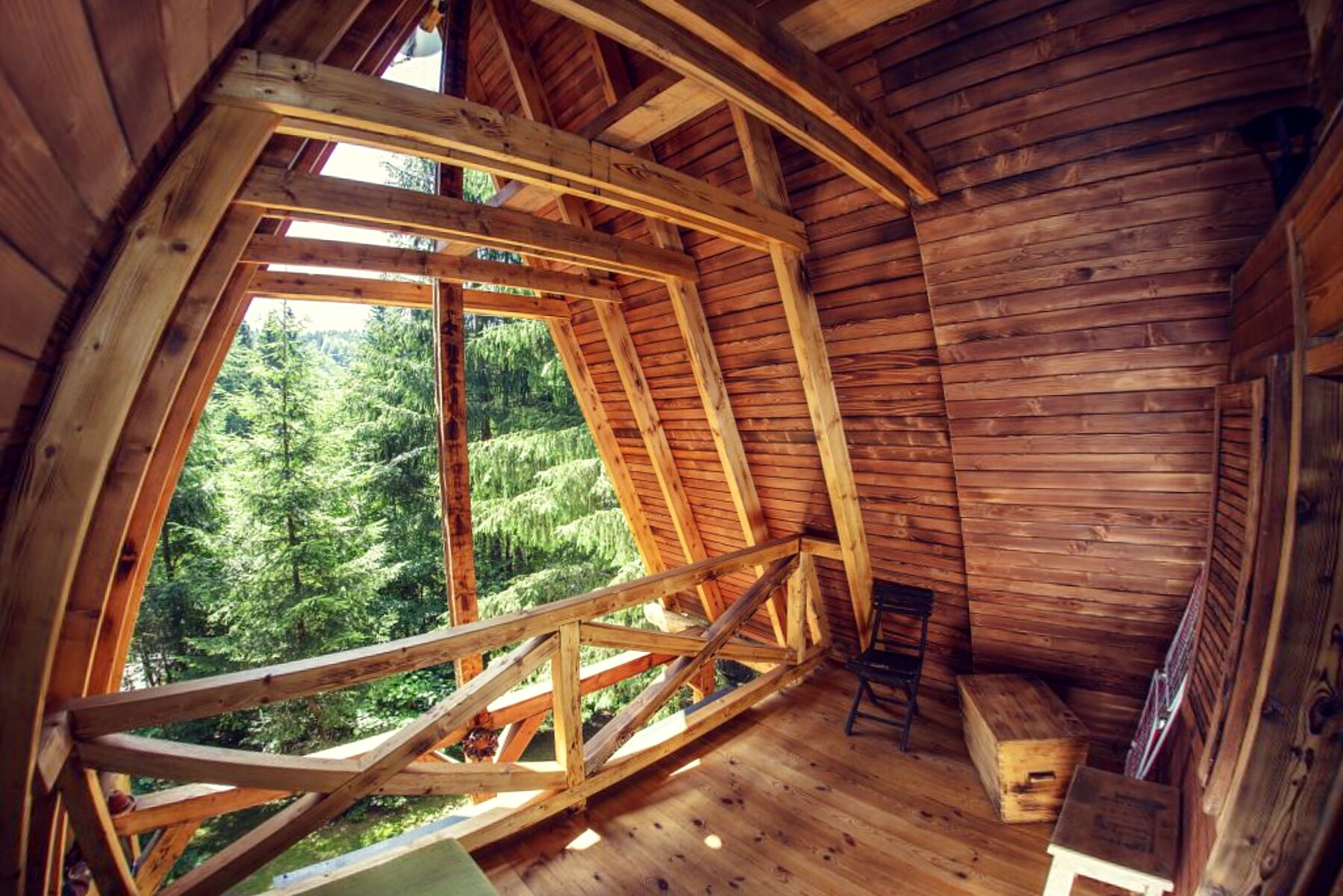 Ranná káva na terase chaty Ski Lake Cottage v Krpáčove