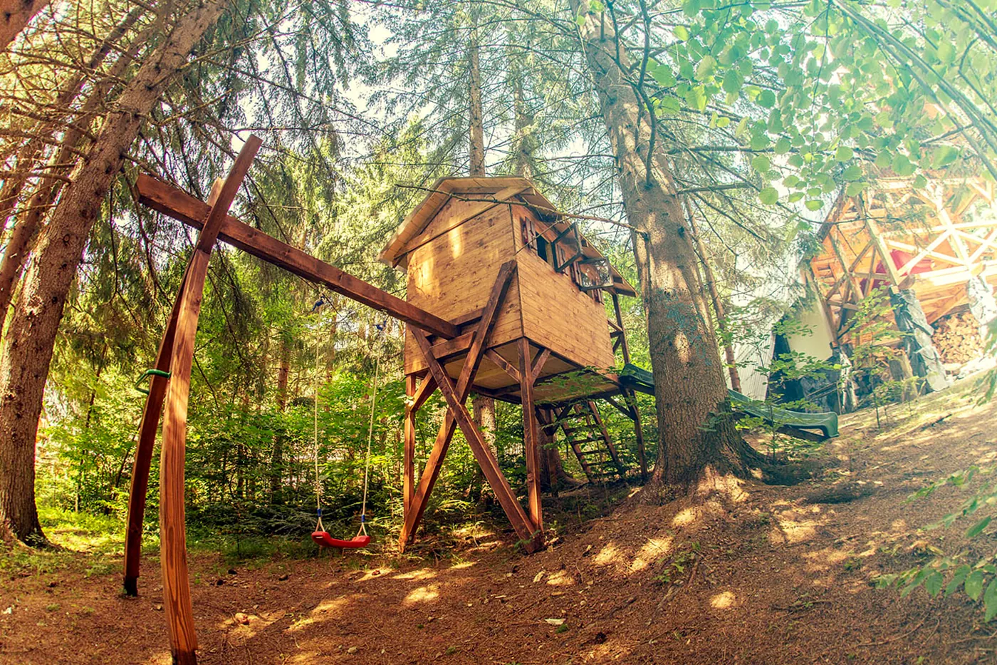 Drevený treehouse v lesnom prostredí